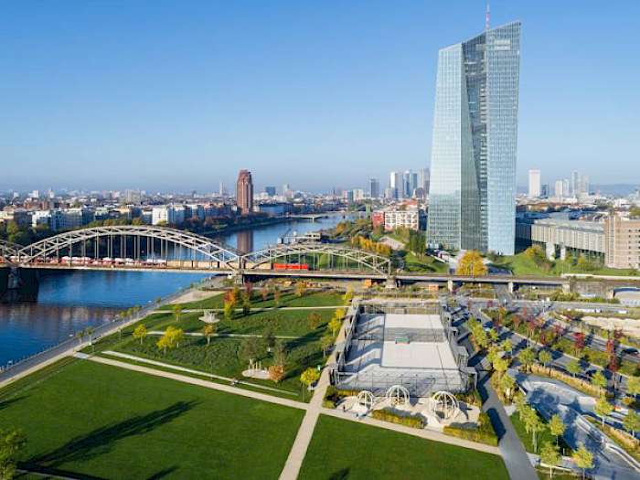Blick auf den Hafenpark Frankfurt