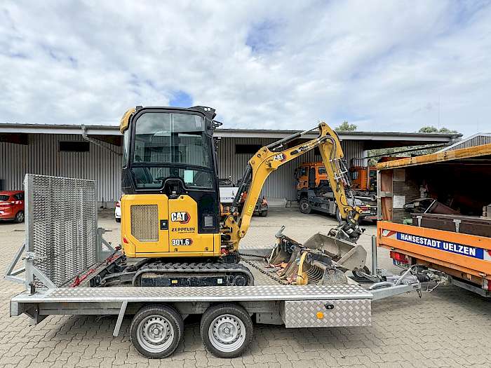 Bagger auf Anhänger
