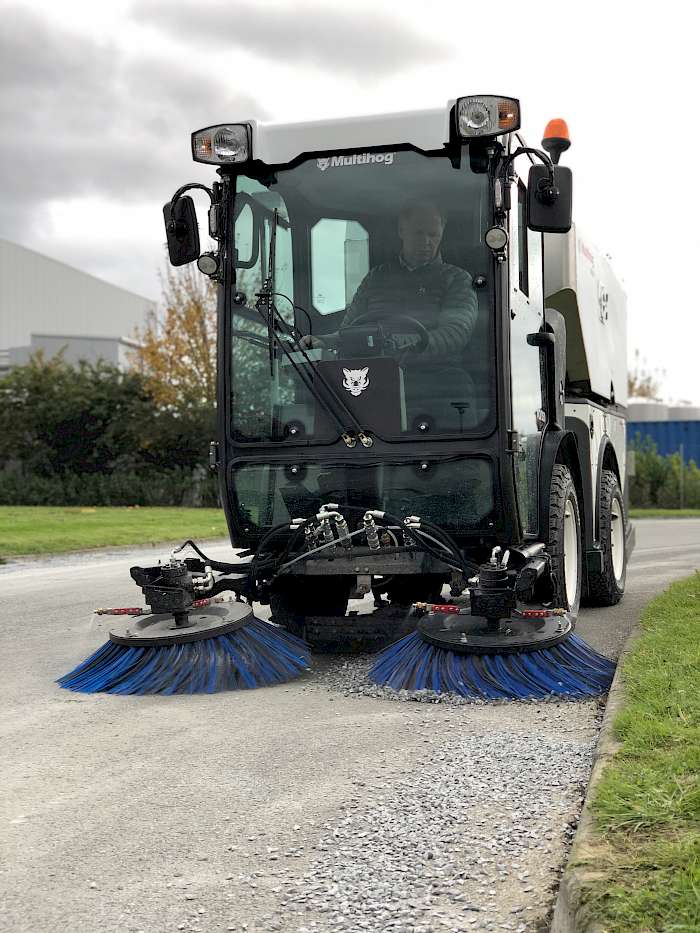 Multihog-Gründer Jim McAdam führt seine neue Kompaktkehrmaschine CV vor.