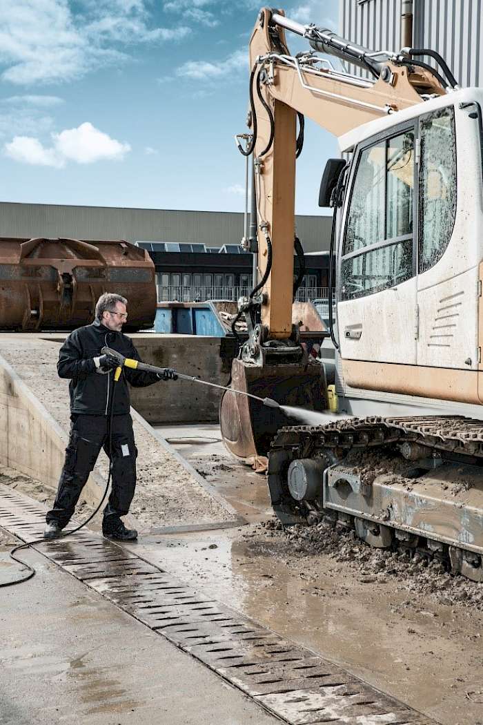 Reinigung eines Baggers mit einem Hochdruckreiniger
