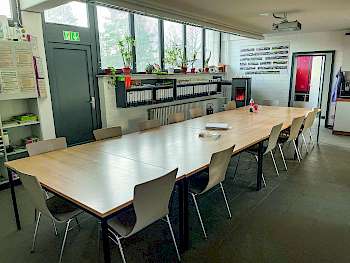 Platz für Alle: Das ist unser Aufenthaltsraum. Morgens wird hier die Einteilung für den Tag gemacht. Bei Arbeiten auf dem Hof, tref-fen wir uns hier außerdem zur Pause.