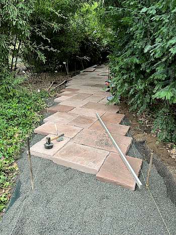 Der Berggarten ist einer der ältesten botanischen Gärten Deutschlands. Hier lernen die Azubis gerade pflastern im römischen Verband.