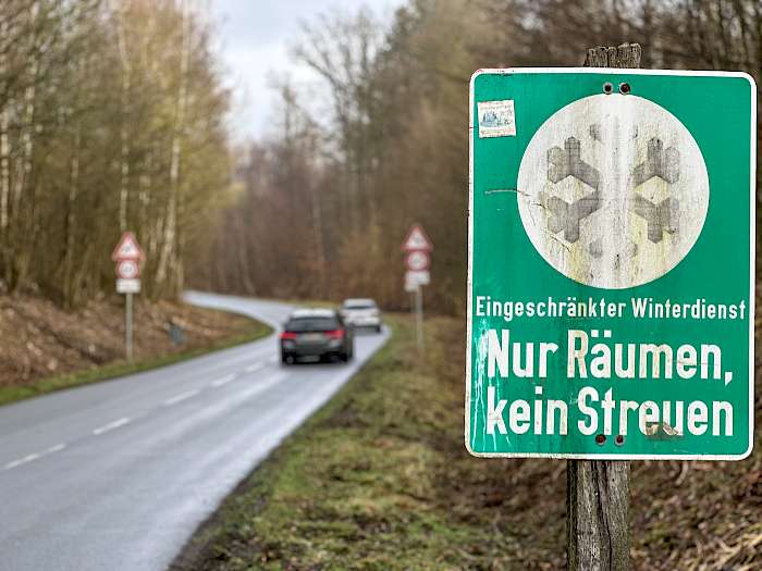 Eine Landstraße mit Verkehrsschild