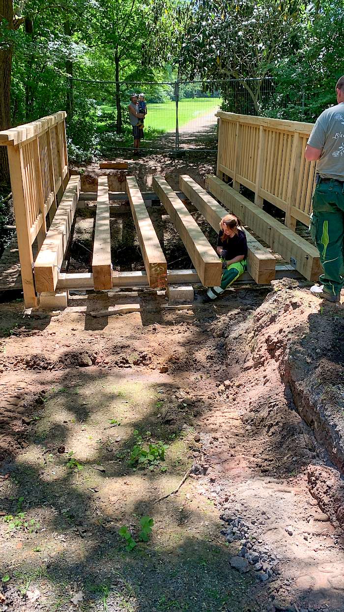 Galabau-Azubis bauen eine Brücke neu auf