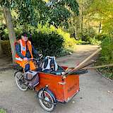 Bauhof-Mitarbeiter mit Lastenrad