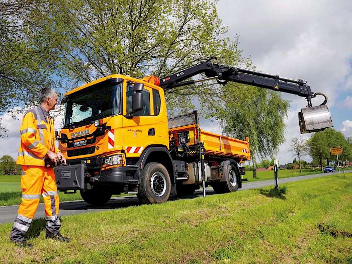 2-Achs-Lkw mit Allradantrieb, Kippaufbau und Ladekran