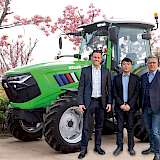 Christian Mayer (Vorstand ILaFa Radolfzell), Yongjun Chen (Geschäftsführer XEEVO) und Arnold Kemkemer vor einem Xeevo Traktor