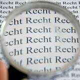 Lupe zeigt Schriftzug Recht